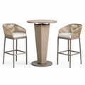 Conjunto de bar exterior con mesa de madera y sillas altas de ratán